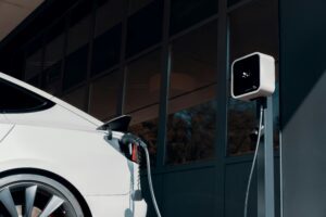 Tesla elbil til opladning ved en moderne ladestation