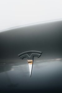 Tesla-logo på en bil, close-up visning