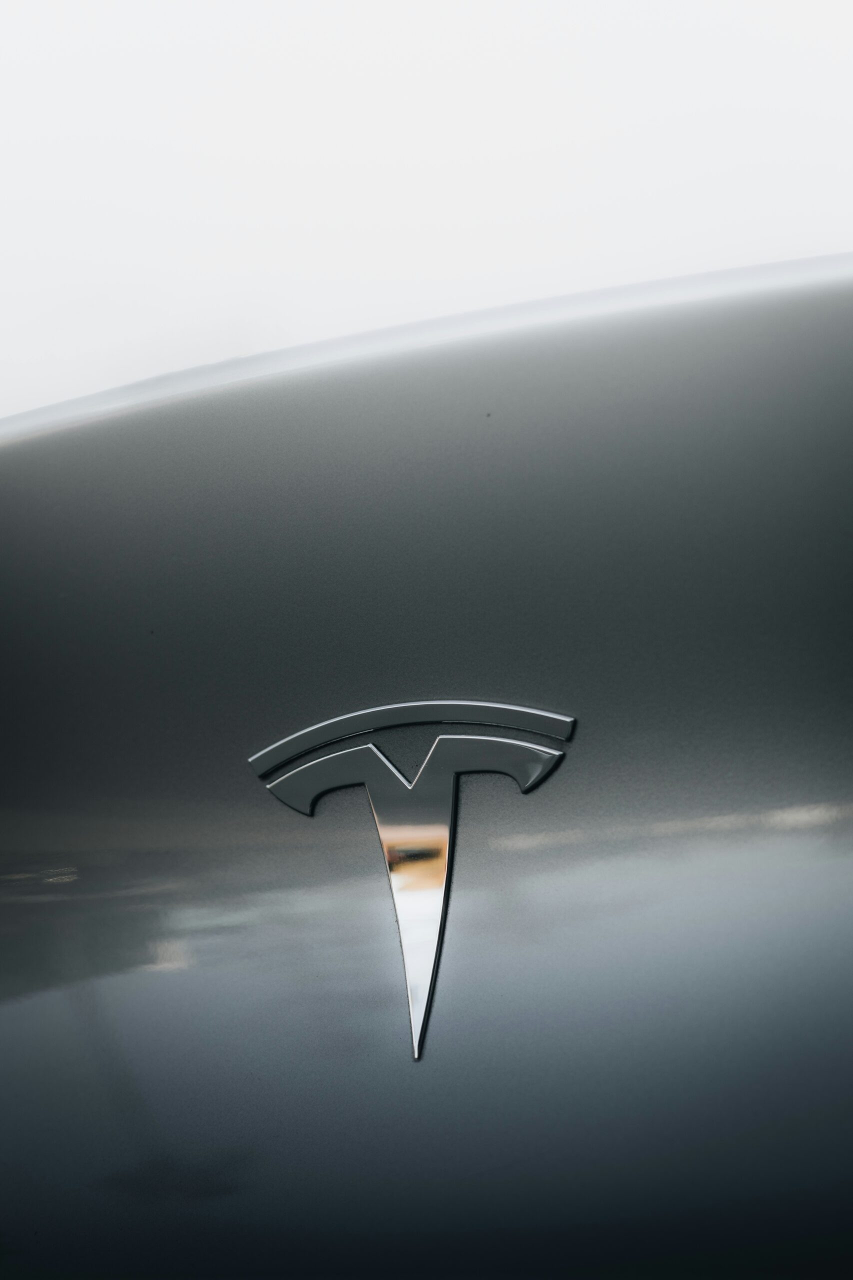 Tesla-logo på en bil, close-up visning