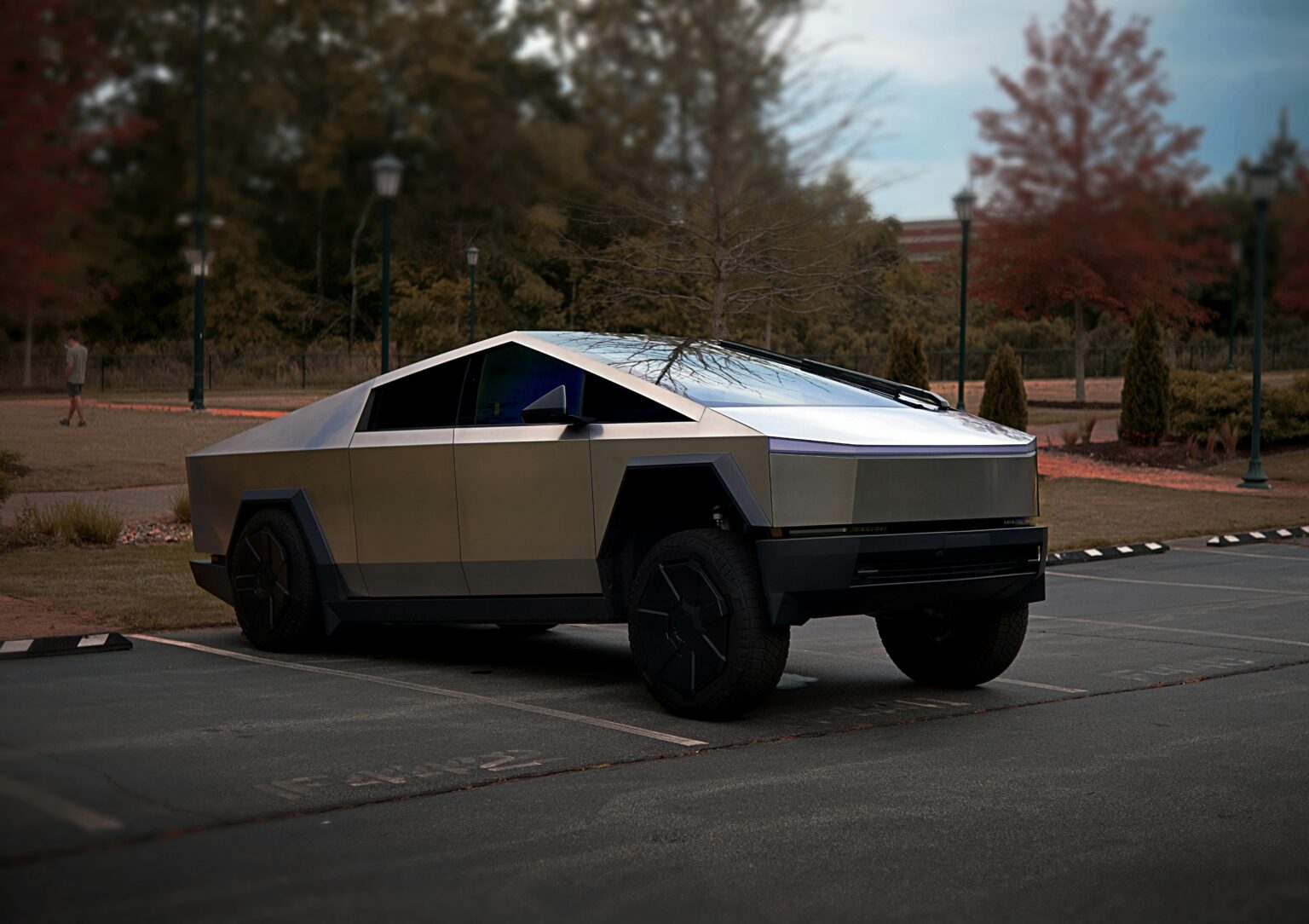 Futuristisk elektrisk truck fra Tesla parkeret udendørs