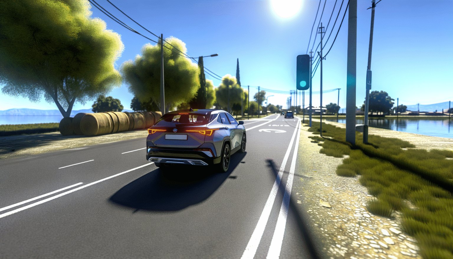 Elektrisk bil kører på en solrig vej med grønne landskaber og rundballer i baggrunden.