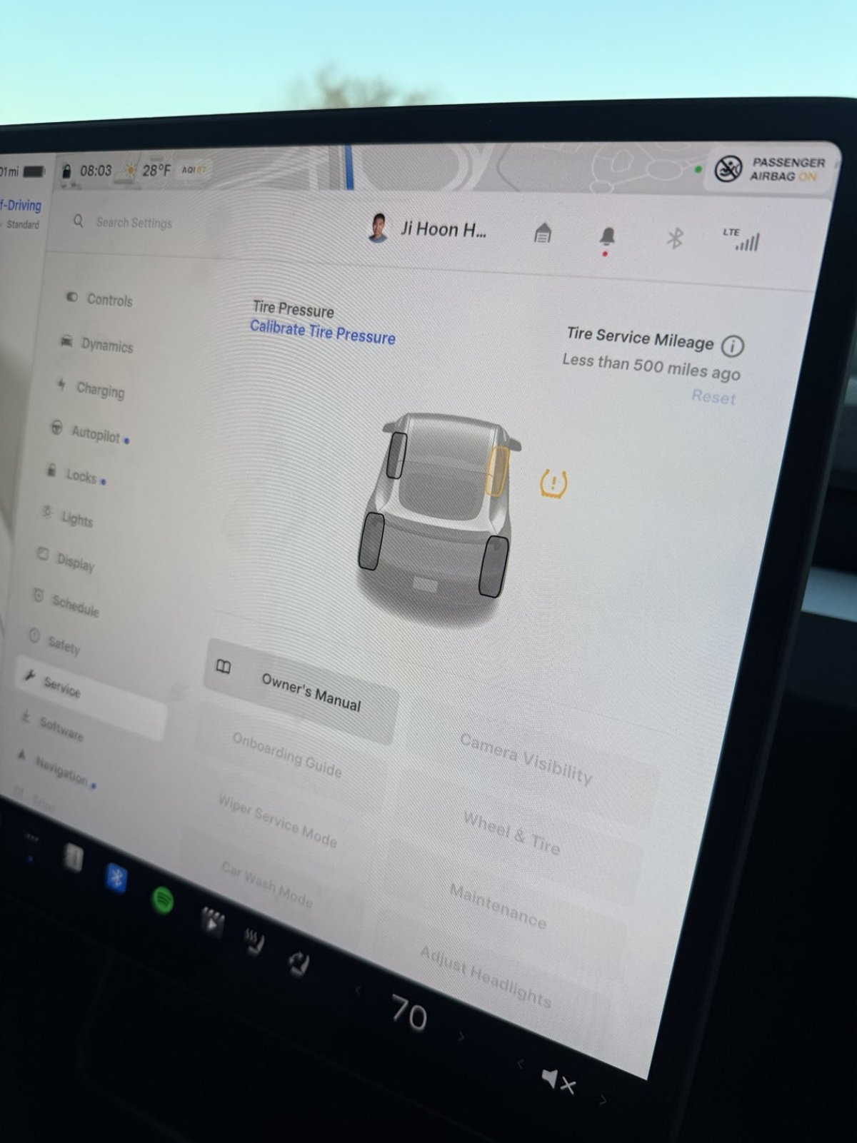 Tesla skærm viser dæktryk og serviceinformation i bilens kontrolpanel