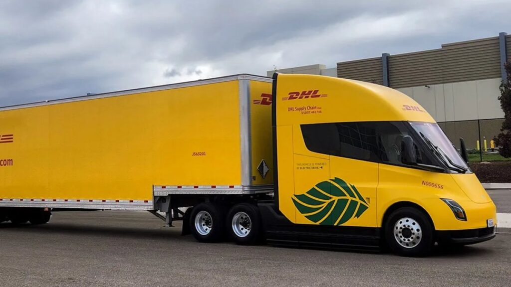 Tesla elektrisk lastbil i DHL's gule farver