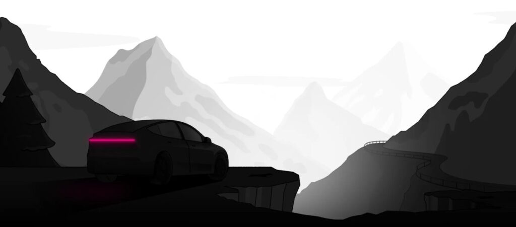 Tesla bil med baglygter tændt på en bjergvej i solnedgang