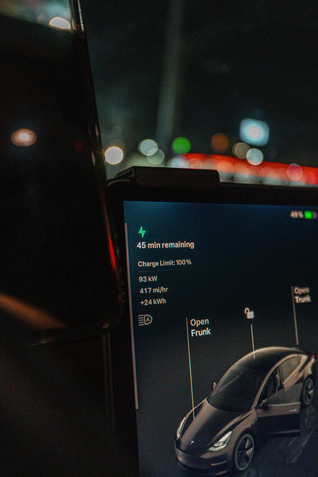 Tesla bilskærm viser opladningsstatus med 45 minutters resterende tid og 100% opladningsgrænse