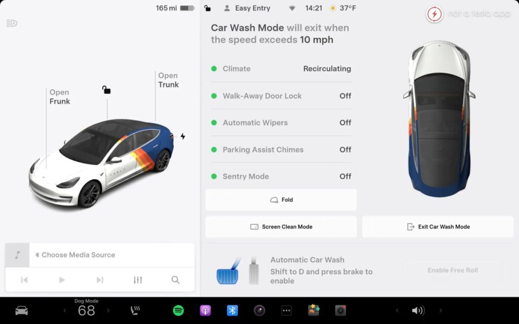 Tesla bilindstillinger med bilvaskemodus, viser status for funktioner som klimaanlæg, automatiske vinduesviskere og Sentry Mode.