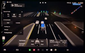 Teslas autopilotskærm viser kørebaner, hastighedsindstillinger og navigation på en mørklagt vej