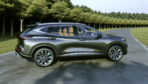 Elektrisk SUV på landevej omgivet af skov