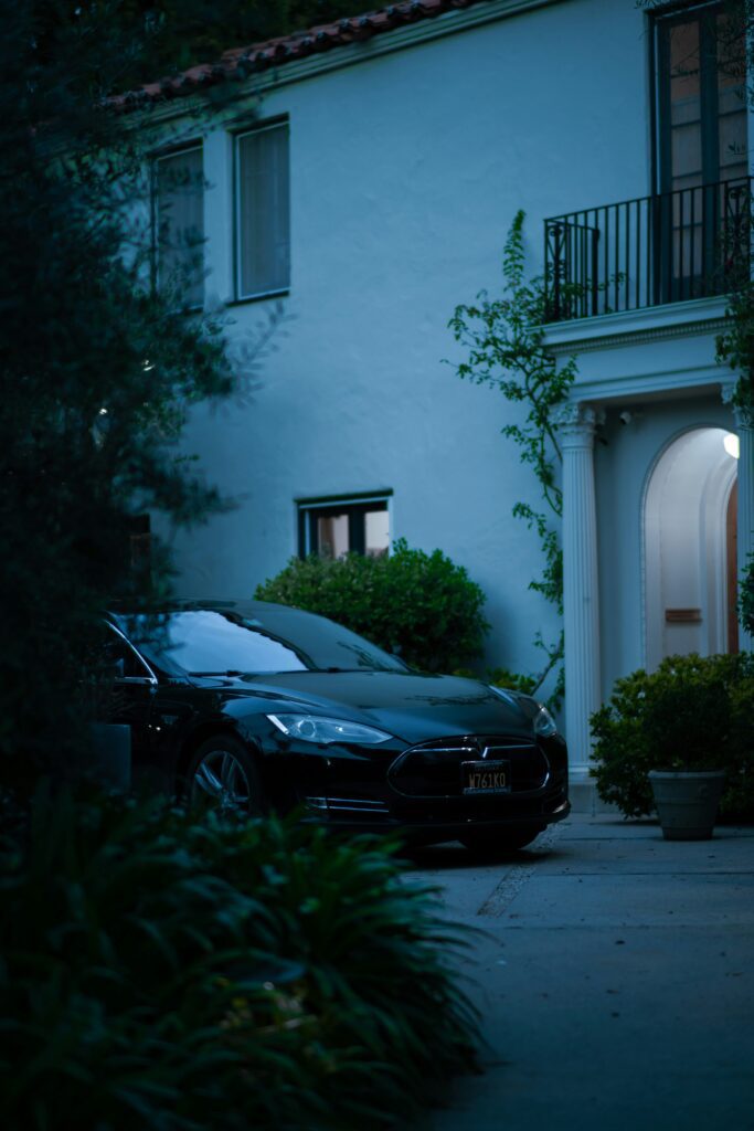 Tesla parkering ved et moderne hus om aftenen