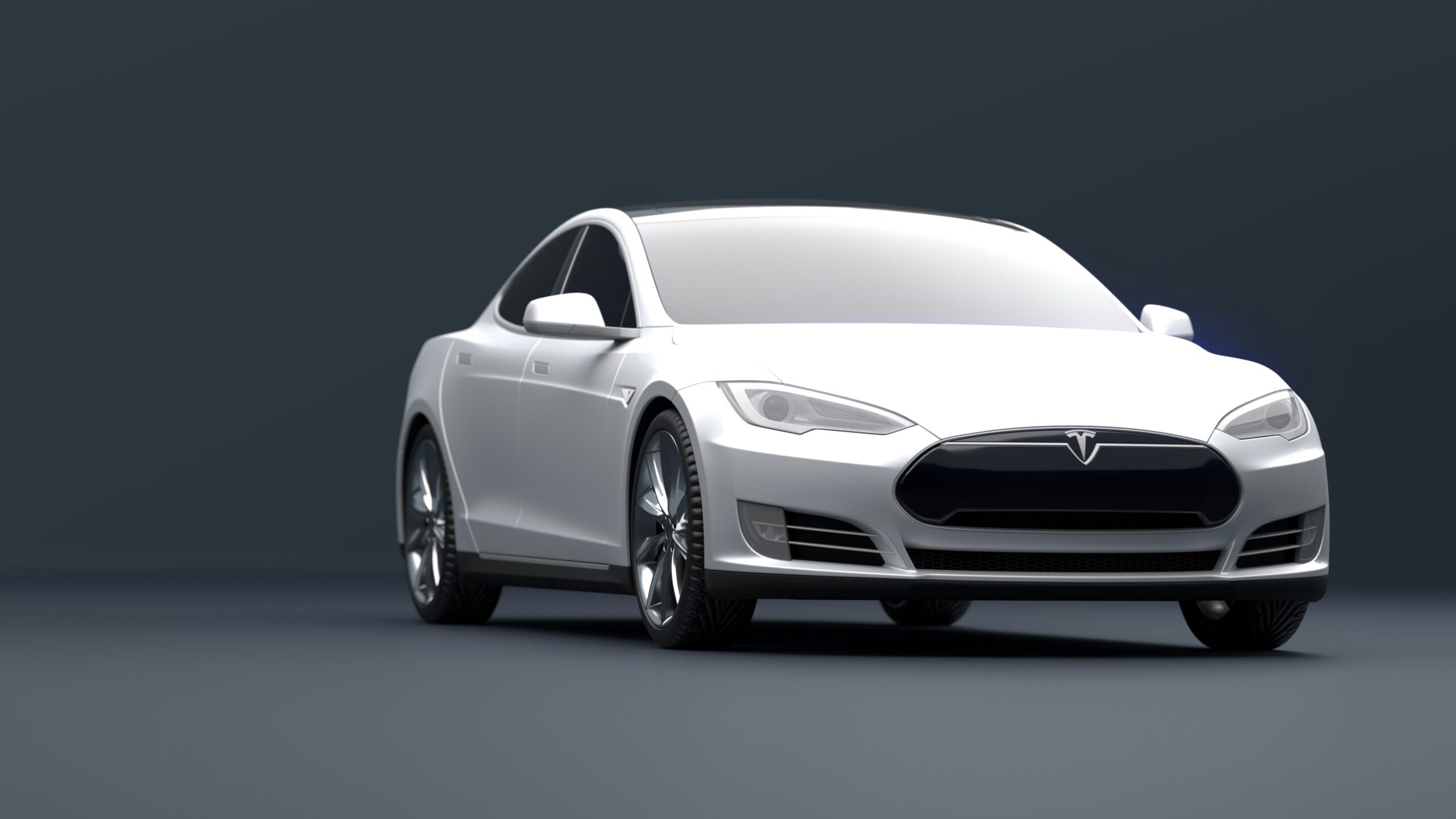 Hvid Tesla elbil i moderne design med glatte linjer og aerodynamisk profil.