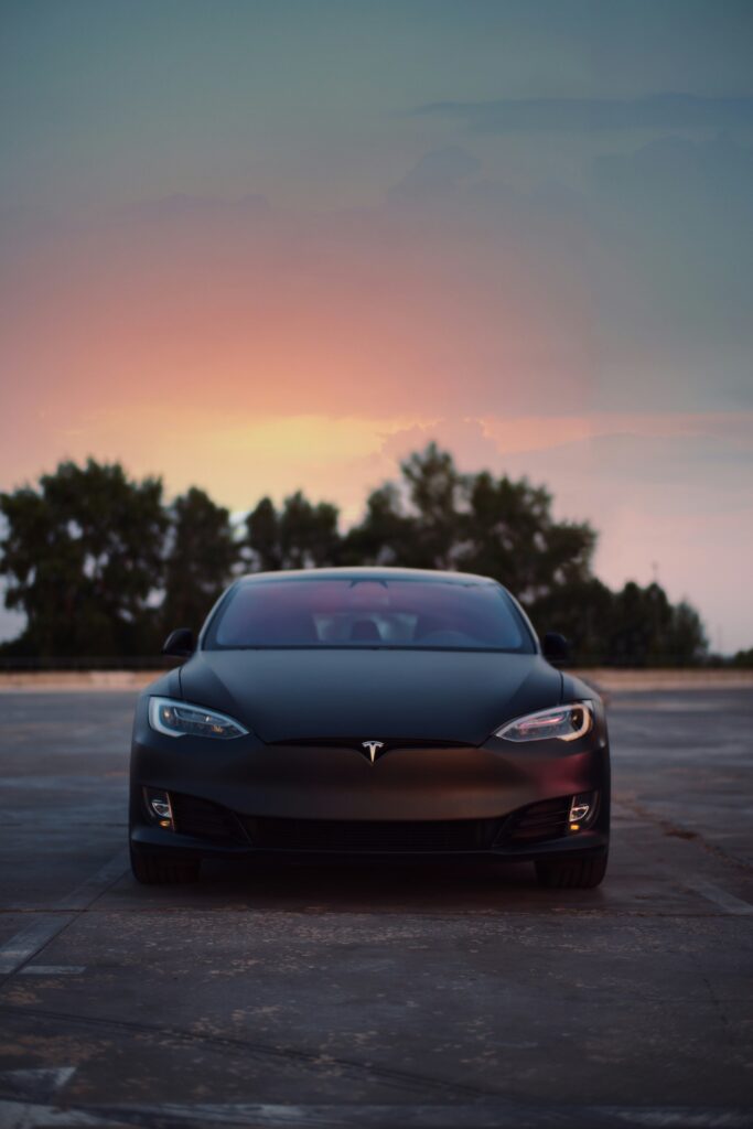 Tesla elbil set forfra ved solnedgang