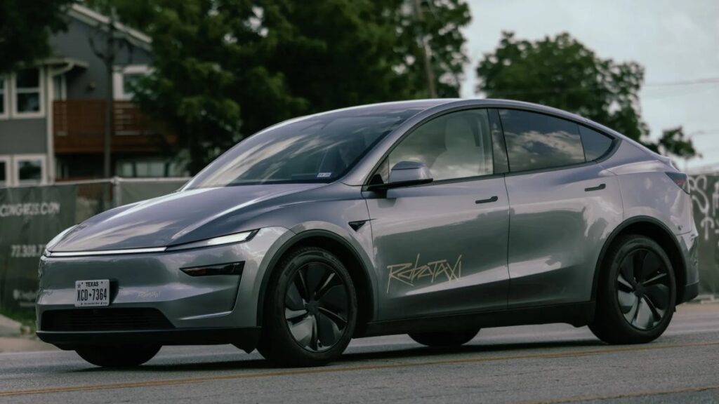 Sølvfarvet elbil med moderne design parkeret på en byvej