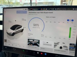 Tesla skærm viser statistik for selvkørende funktion med 98% aktivering