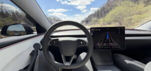 Tesla interiør med autopilot aktiv på landevej