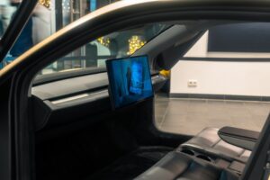 Interiør af en Tesla med moderne skærmteknologi i kabinen