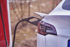 Tesla elbil til opladning ved en supercharger-station