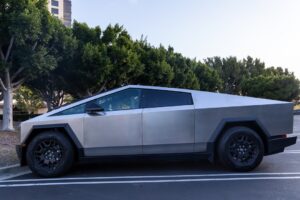 Tesla Cybertruck parkeret under træer i solskin