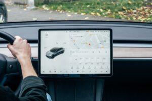 Fører kører Tesla med interaktiv touchskærm og kortvisning