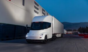 Tesla semi-lastbil kører ved fabrik om aftenen