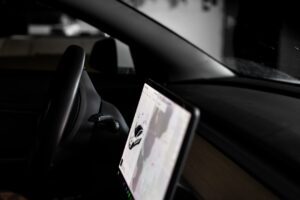Tesla bilinteriør med digital skærm og kortvisning