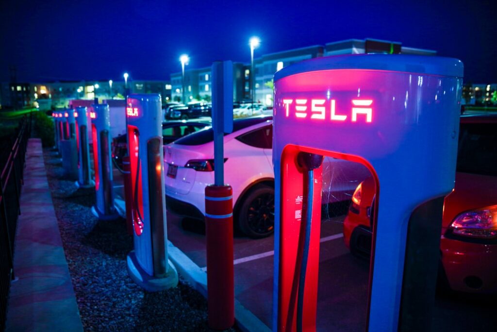 Tesla Superchargers ved nat, opladning af elbiler