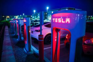 Tesla Superchargers ved nat, opladning af elbiler