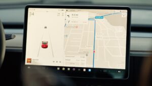Tesla bilskærm viser navigationskort og hastighed