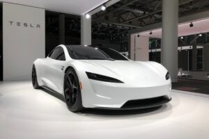 Hvid Tesla sportsvogn udstillet i showroom