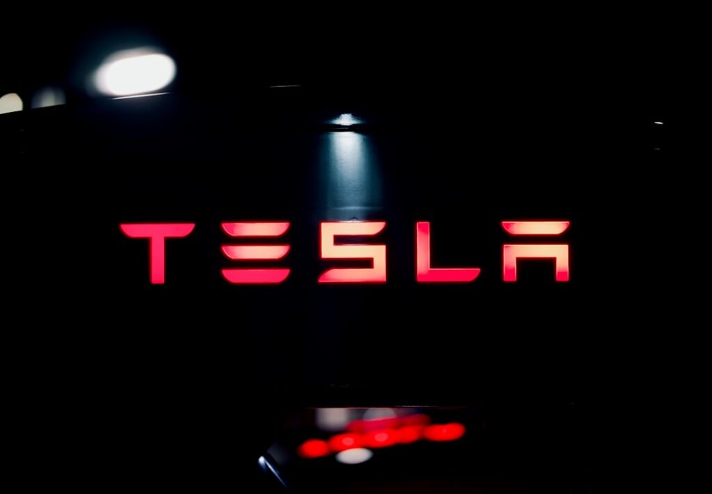 Tesla-logo lyser op i mørket