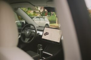 Kabine i Tesla med touchscreen til navigation