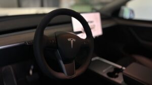 Close-up af Tesla-rat med minimalistisk interiør og digital skærm