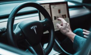 Interiør af Tesla med fokus på skærm og rat