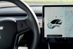 Tesla bilens touchskærm viser bilstatus og navigation
