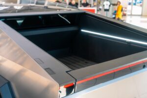 Tesla T-logo på elektrisk pickup