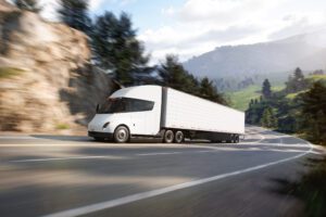 Tesla Semi lastbil på landevej i bjerglandskab