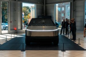 Tesla Cybertruck i et udstillingslokale