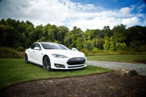 Tesla Model S i naturen nær grusvej
