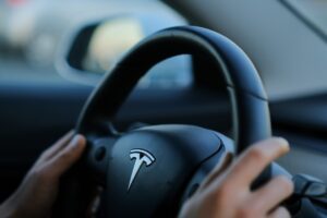 Tesla rat med logo, bilinteriør