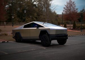Tesla Cybertruck parkeret i en tom parkeringsplads