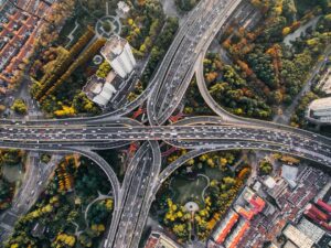 Luftfoto af stor motorvejskrydsning i byområde