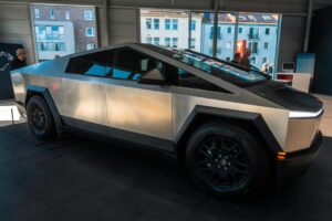 Tesla elbil i moderne udstillingslokale