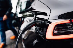 Tesla-bil under opladning med go-e ladekabel