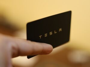 Tesla nøglekort holdt mellem fingrene