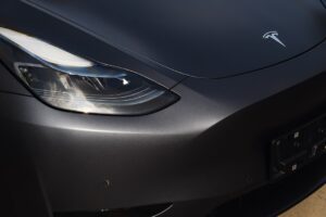Tesla-model med T-logo set forfra