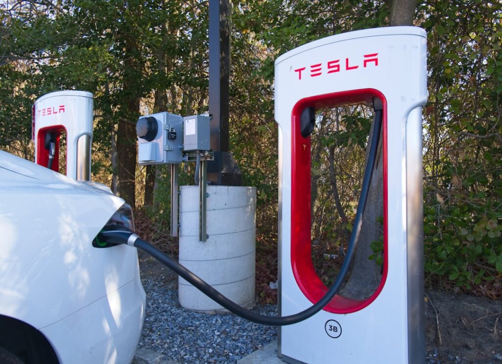 Tesla opladestation med bil under opladning