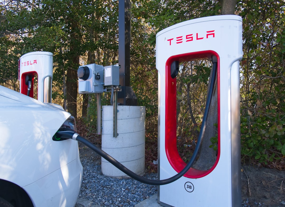 Tesla opladestation med bil under opladning