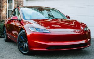 Tesla Model 3 parkeret ved indkørsel