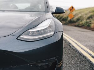 Tesla Model 3 nærbillede på landevej