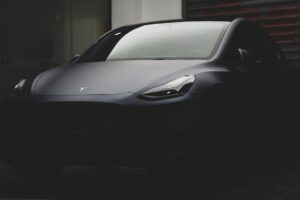 Tesla Model Y under dæmpet belysning