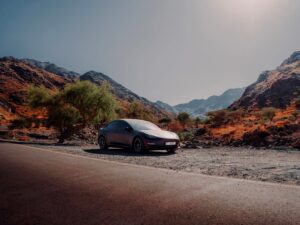 Tesla Model 3 parkeret i et øde landskab